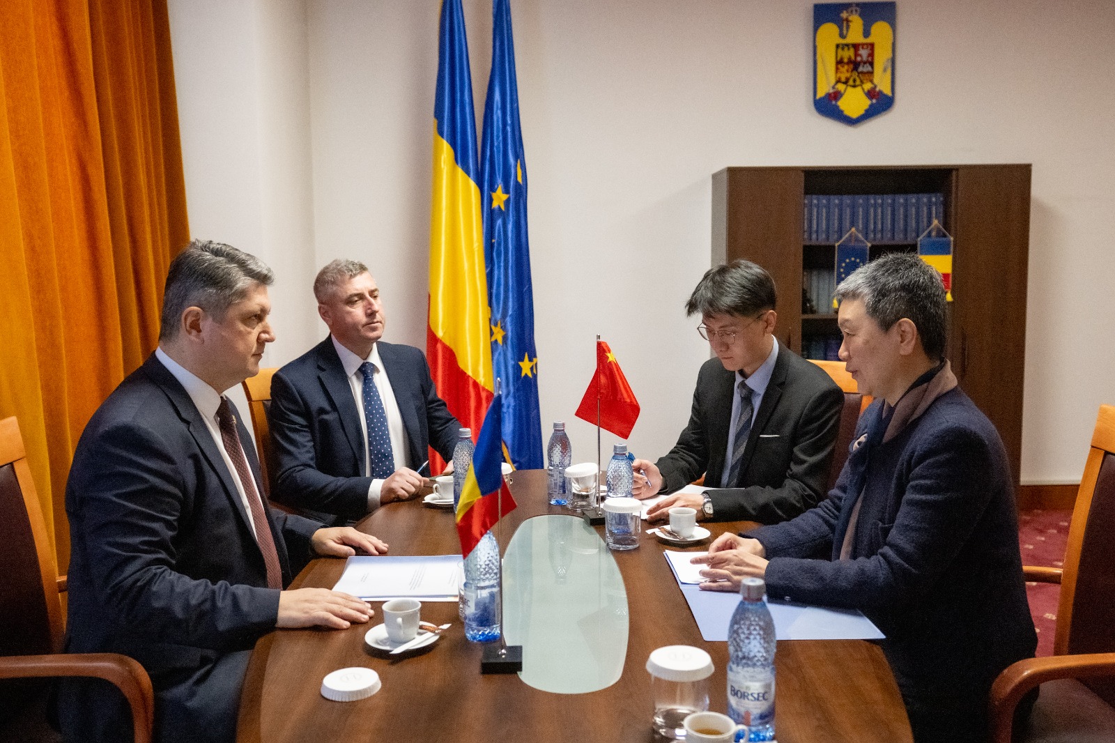Primirea de către președintele Comisiei pentru politică externă din Senatul României, Titus Corlățean, a însărcinatului cu afaceri a.i. al Ambasadei  Republicii Populare Chineze, Hua Yafang